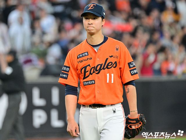 25일 오후 대전 한화생명 볼파크에서 열린 '2025 신한 SOL Bank KBO리그' KT 위즈와 한화 이글스의 경기, 2회초 수비를 마친 한화 선발투수 엄상백이 더그아웃으로 향하고 있다. 엑스포츠뉴스DB