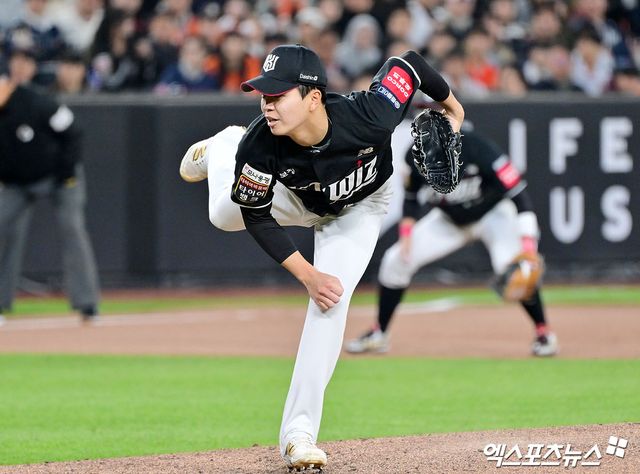 25일 오후 대전 한화생명 볼파크에서 열린 '2025 신한 SOL Bank KBO리그' KT 위즈와 한화 이글스의 경기, 7회말 KT 손동현이 공을 힘차게 던지고 있다. 엑스포츠뉴스 DB