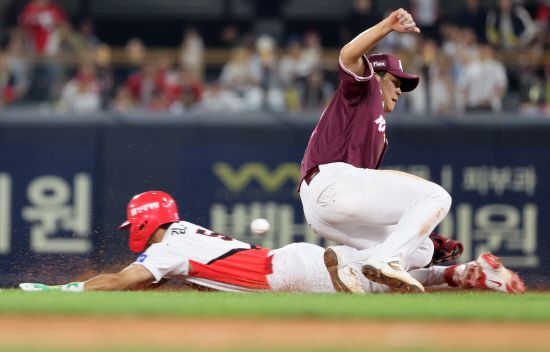 김도영은 지난 27일 광주기아챔피언스필드에서 열린 '2025 신한 SOL 뱅크' KBO리그 키움 히어로즈와 홈 경기에서 0-2로 뒤진 5회말 2사 3루 때 좌전 적시타를 터뜨려 출루에 성공했다. 이후 도루 과정에서 오른쪽 허벅지에 이상을 느꼈다. 결국 김규성으로 교체됐다. 구단 지정병원에서 자기공명영상(MRI) 검진을 한 결과 오른쪽 햄스트링(허벅지 뒤 근육) 손상 판정을 받았다. 연합뉴스