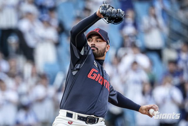 롯데 자이언츠 새 외인 투수 알렉 감보아가 27일 대구 삼성 라이온즈전에 선발 등판해 투구하고 있다. 롯데 자이언츠