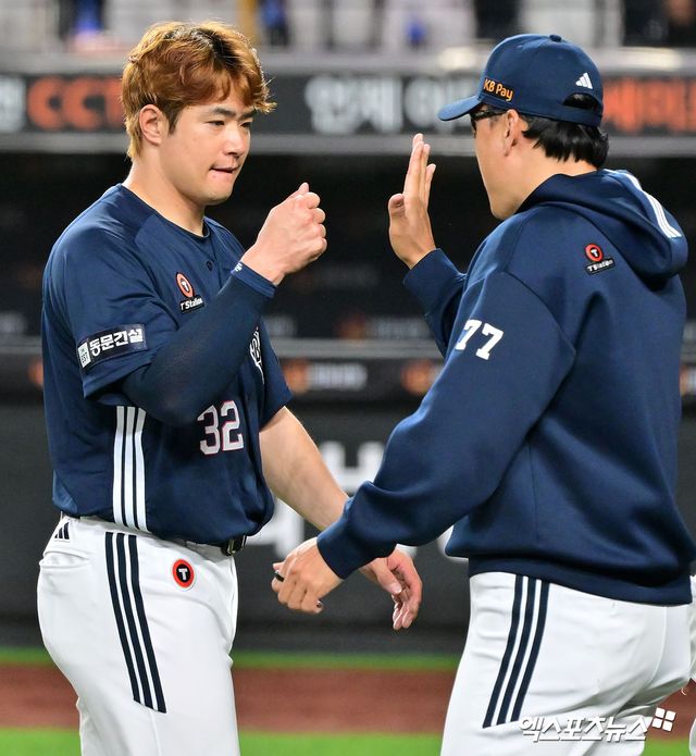 15일 오후 대전 한화생명 볼파크에서 열린 '2025 신한 SOL Bank KBO리그' 두산 베어스와 한화 이글스의 경기, 두산이 한화에 8:2로 승리를 거두며 3318일만에 대전 싹쓸이 승리에 성공했다. 이날 경기에서 승리한 두산 이승엽 감독이 김재환과 하이파이브를 하고 있다. 엑스포츠뉴스 DB