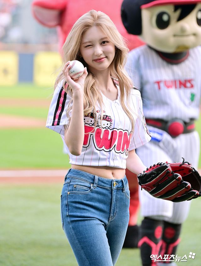 7일 오후 서울 송파구 잠실야구장에서 열린 '2025 신한 SOL Bank KBO리그' 한화 이글스와 LG 트윈스의 경기, 경기 전 아이브 가을이 시구에 임하고 있다. 잠실, 김한준 기자