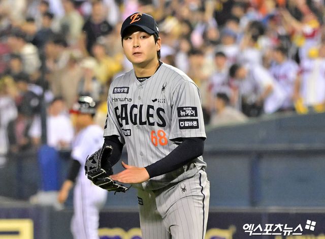 27일 오후 서울 송파구 잠실야구장에서 열린 '2025 신한 SOL Bank KBO리그' 한화 이글스와 LG 트윈스의 경기, 7회말 수비를 마친 한화 조동욱이 기뻐하고 있다. 잠실, 김한준 기자