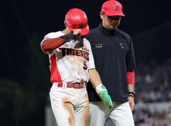 김도영은 지난 27일 광주기아챔피언스필드에서 열린 '2025 신한 SOL 뱅크' KBO리그 키움 히어로즈와 홈 경기에서 0-2로 뒤진 5회말 2사 3루 때 좌전 적시타를 터뜨려 출루에 성공했다. 이후 도루 과정에서 오른쪽 허벅지에 이상을 느꼈다. 결국 김규성으로 교체됐다. 구단 지정병원에서 자기공명영상(MRI) 검진을 한 결과 오른쪽 햄스트링(허벅지 뒤 근육) 손상 판정을 받았다. 연합뉴스