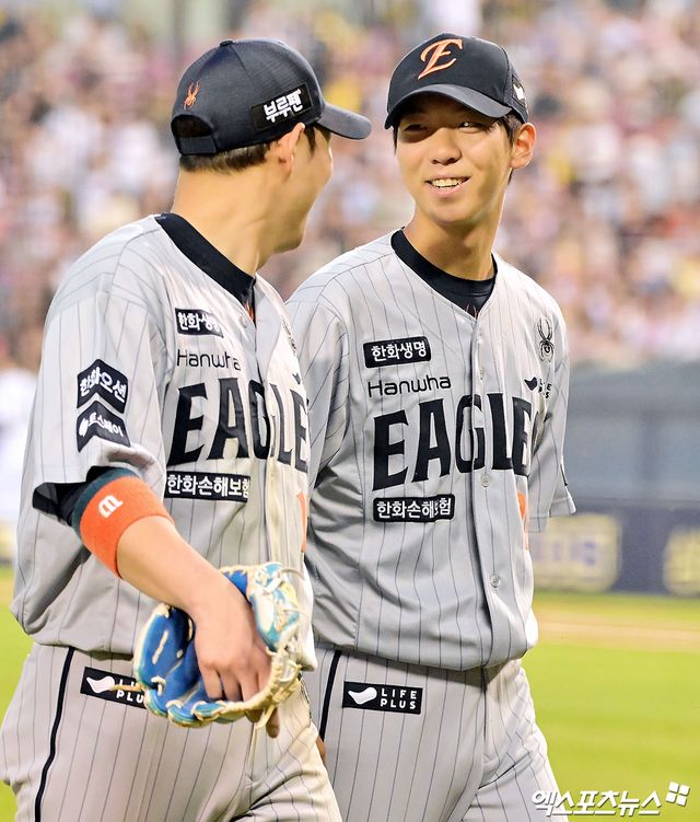 27일 오후 서울 송파구 잠실야구장에서 열린 '2025 신한 SOL Bank KBO리그' 한화 이글스와 LG 트윈스의 경기, 5회말 수비를 마친 한화 황준서가 더그아웃으로 향하고 있다. 잠실, 김한준 기자