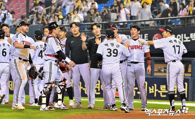 27일 오후 서울 송파구 잠실야구장에서 열린 '2025 신한 SOL Bank KBO리그' 한화 이글스와 LG 트윈스의 경기, LG가 한화에 2:1로 승리했다. 이날 경기에서 승리한 LG 선수들이 기뻐하고 있다. 잠실, 김한준 기자