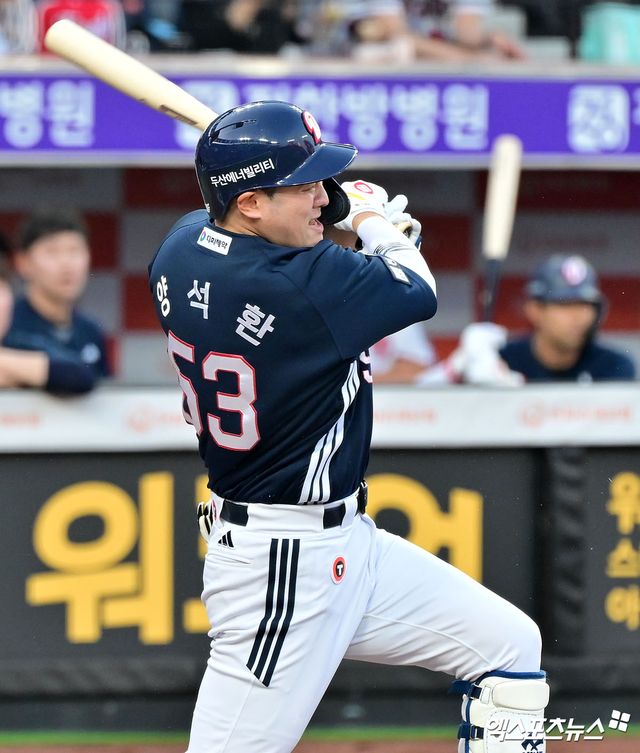 14일 오후 대전 한화생명 볼파크에서 열린 '2025 신한 SOL Bank KBO리그' 두산 베어스와 한화 이글스의 경기, 1회초 1사 2,3루 두산 양석환이 3루 주자 케이브를 홈으로 불러들이는 내야땅볼을 치고 있다. 엑스포츠뉴스 DB