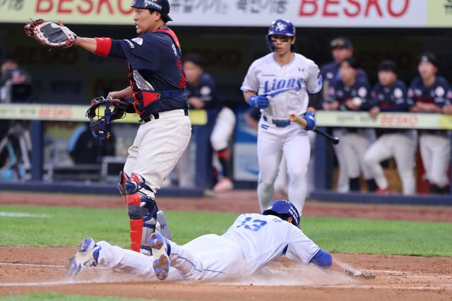 삼성 라이온즈 이성규가 27일 대구 삼성라이온즈파크에서 열린 롯데 자이언츠와의 홈경기에서 삼중도루를 통해 홈 스틸에 성공하고 있다. 삼성 라이온즈
