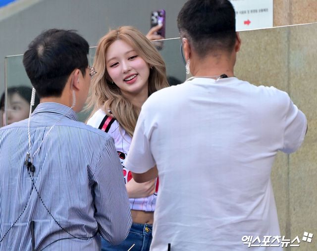 27일 오후 서울 송파구 잠실야구장에서 열린 '2025 신한 SOL Bank KBO리그' 한화 이글스와 LG 트윈스의 경기, 아이브 가을이 멋진 공연을 선보이고 있다. 잠실, 김한준 기자