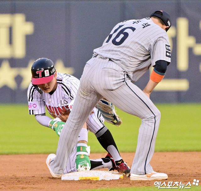 27일 오후 서울 송파구 잠실야구장에서 열린 '2025 신한 SOL Bank KBO리그' 한화 이글스와 LG 트윈스의 경기, 4회말 1사 1루 LG 박해민이 2루 도루에 성공하고 있다. 잠실, 김한준 기자