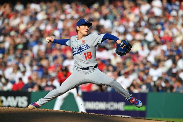 미국 메이저리그 LA 다저스의 우완 야마모토 요시노부가 27일(한국시간) 미국 오하이오주 클리블랜드 프로그레시브필드에서 열린 2025 메이저리그 클리블랜드 가디언스와의 원정 경기에 선발등판, 6이닝 3피안타 2탈삼진 2실점으로 승리투수가 됐다. 사진 연합뉴스 