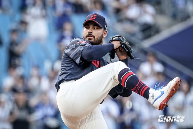 롯데 자이언츠 새 외인 투수 알렉 감보아가 27일 대구 삼성 라이온즈전에 선발 등판해 투구하고 있다. 롯데 자이언츠