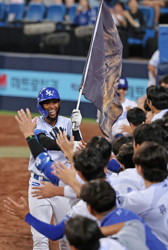 삼성 라이온즈 르윈 디아즈가 27일 대구 삼성라이온즈파크에서 열린 롯데 자이언츠와의 홈경기에서 홈런을 친 뒤 세리머니하고 있다. 삼성 라이온즈