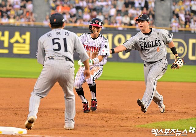 27일 오후 서울 송파구 잠실야구장에서 열린 '2025 신한 SOL Bank KBO리그' 한화 이글스와 LG 트윈스의 경기, 4회말 1사 2루 LG 박해민이 3루 도루를 시도하다 런다운에 걸려 한화 노시환에게 태그아웃을 당하고 있다. 잠실, 김한준 기자