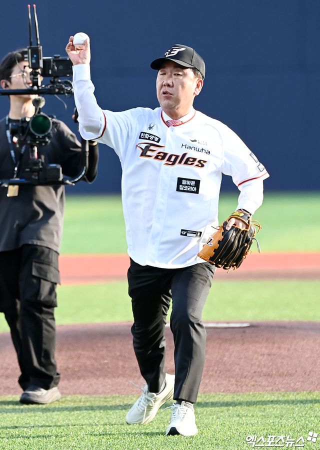 한화 이글스가 2025시즌 청주야구장 제2구장 경기 배정을 하지 않기로 결정했다. 18일 오후 충북 청주야구장에서 열린 '2024 신한 SOL Bank KBO리그' 키움 히어로즈와 한화 이글스의 경기, 경기 전 이범석 청주시장이 시구에 임하고 있다. 엑스포츠뉴스 DB