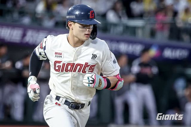 롯데 자이언츠 외야수 윤동희가 지난 25일 대전 한화 이글스전까지 2025 시즌 45경기에서 타율 0.296(162타수 48안타) 3홈런 20타점 2도루 OPS 0.781의 성적을 기록 중이다. 사진 롯데 자이언츠