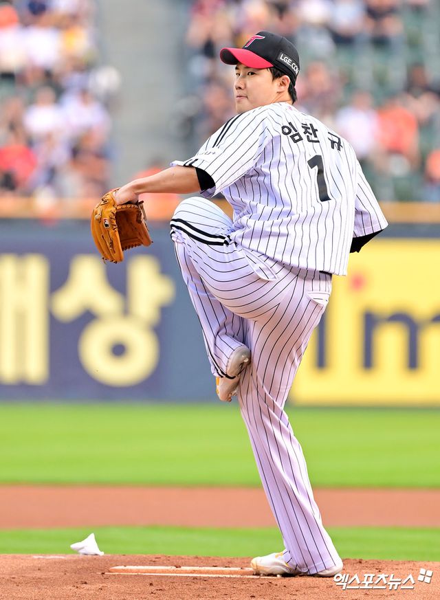 27일 오후 서울 송파구 잠실야구장에서 열린 '2025 신한 SOL Bank KBO리그' 한화 이글스와 LG 트윈스의 경기, 1회초 LG 선발투수 임찬규가 연습투구를 하고 있다. 잠실, 김한준 기자