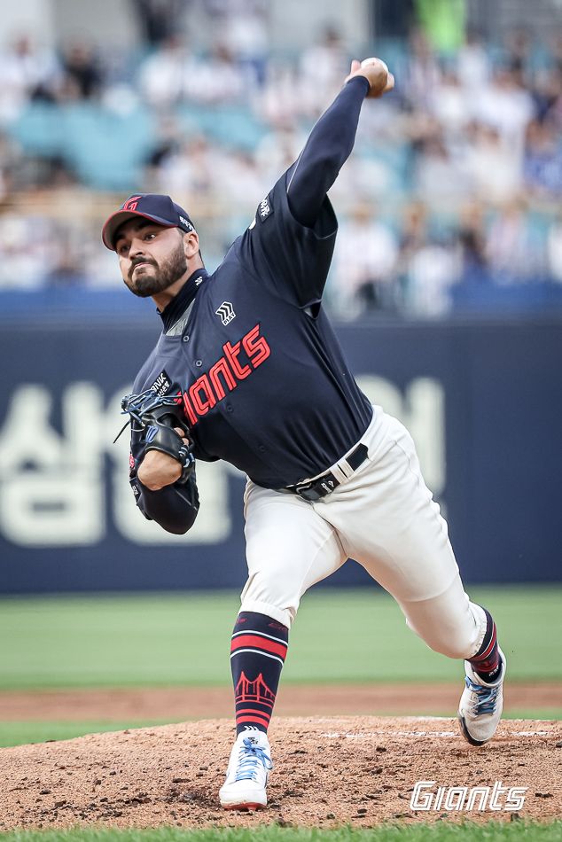 롯데 자이언츠 새 외인 투수 알렉 감보아가 27일 대구 삼성 라이온즈전에 선발 등판해 투구하고 있다. 롯데 자이언츠