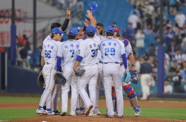 삼성 라이온즈 선수들이 27일 대구 삼성라이온즈파크에서 열린 롯데 자이언츠와의 홈경기에서 승리한 뒤 세리머니하고 있다. 삼성 라이온즈