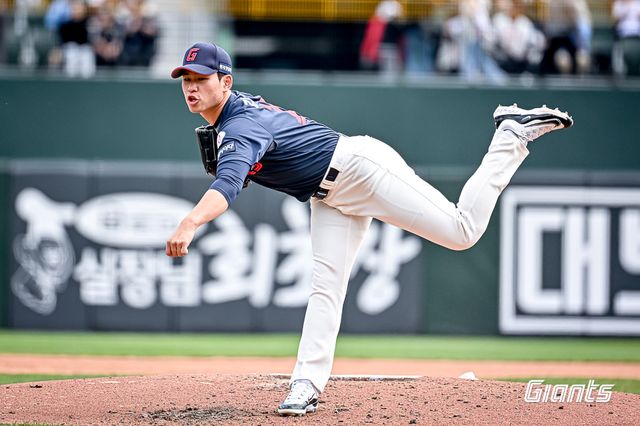 롯데 자이언츠 선발투수 김진욱이 올해 정규시즌 경기에 등판해 투구하고 있다. 경기력 난조로 말소됐던 김진욱은 27일 콜업됐고 당분간 중간계투진에 몸담을 예정이다. 롯데 자이언츠
