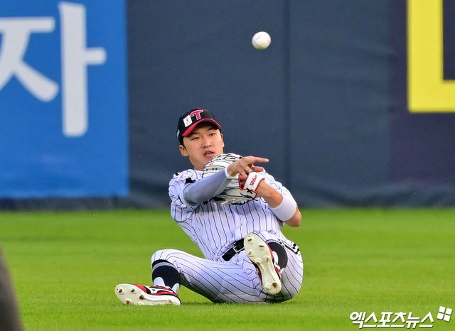 27일 오후 서울 송파구 잠실야구장에서 열린 '2025 신한 SOL Bank KBO리그' 한화 이글스와 LG 트윈스의 경기, 3회초 LG 박해민이 한화 최재훈의 타구를 잡아내고 있다. 잠실, 김한준 기자