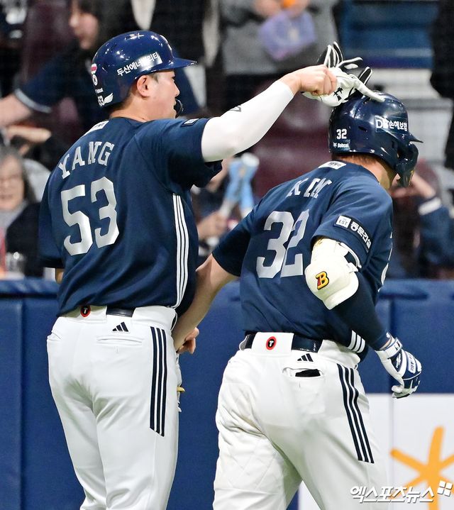 24일 오후 서울 구로구 고척스카이돔에서 열린 '2025 신한 SOL Bank KBO리그' 두산 베어스와 키움 히어로즈의 경기, 7회초 1사 1,2루 두산 김재현이 스리런 홈런을 날린 후 양석환의 축하를 받고 있다. 엑스포츠뉴스 DB