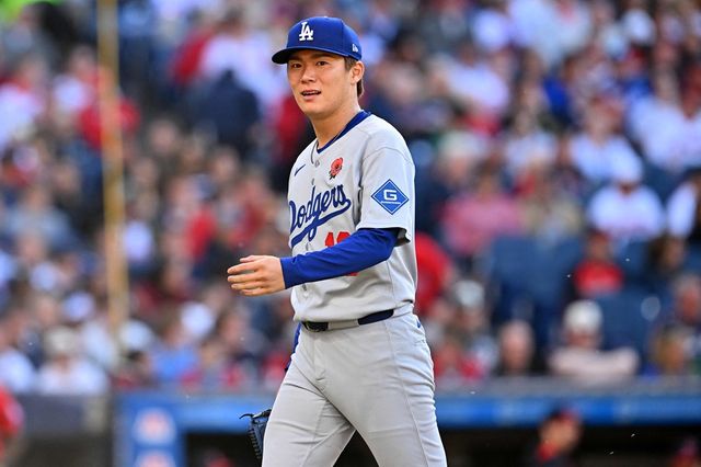 미국 메이저리그 LA 다저스의 우완 야마모토 요시노부가 27일(한국시간) 미국 오하이오주 클리블랜드 프로그레시브필드에서 열린 2025 메이저리그 클리블랜드 가디언스와의 원정 경기에 선발등판, 6이닝 3피안타 2탈삼진 2실점으로 승리투수가 됐다. 사진 연합뉴스 