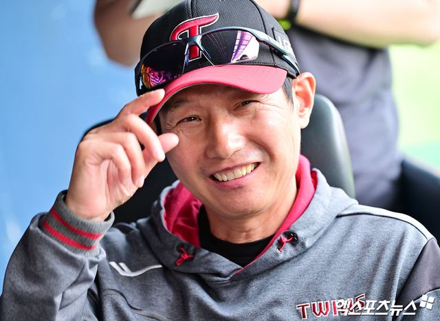 27일 오후 서울 송파구 잠실야구장에서 열리는 '2025 신한 SOL Bank KBO리그' 한화 이글스와 LG 트윈스의 경기, LG 염경엽 감독이 취재진과 대화를 나누고 있다. 잠실, 김한준 기자