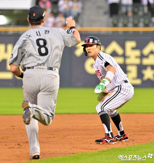 27일 오후 서울 송파구 잠실야구장에서 열린 '2025 신한 SOL Bank KBO리그' 한화 이글스와 LG 트윈스의 경기, 4회말 1사 2루 LG 박해민이 3루 도루를 시도하다 런다운에 걸리고 있다. 잠실, 김한준 기자