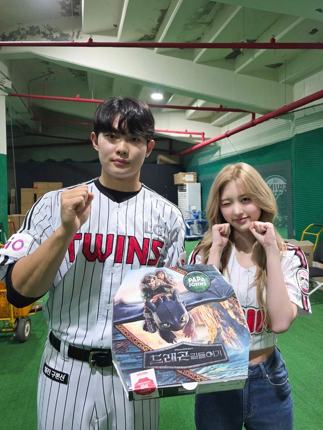 7일 오후 서울 송파구 잠실야구장에서 열린 '2025 신한 SOL Bank KBO리그' 한화 이글스와 LG 트윈스의 경기, 경기 전 아이브 가을이 포즈를 취하고 있다. LG 트윈스