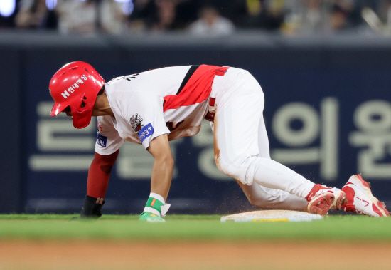 김도영은 지난 27일 광주기아챔피언스필드에서 열린 '2025 신한 SOL 뱅크' KBO리그 키움 히어로즈와 홈 경기에서 0-2로 뒤진 5회말 2사 3루 때 좌전 적시타를 터뜨려 출루에 성공했다. 이후 도루 과정에서 오른쪽 허벅지에 이상을 느꼈다. 결국 김규성으로 교체됐다. 구단 지정병원에서 자기공명영상(MRI) 검진을 한 결과 오른쪽 햄스트링(허벅지 뒤 근육) 손상 판정을 받았다. 연합뉴스