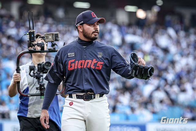 롯데 자이언츠 새 외국인 투수 알렉 감보아가 27일 대구 삼성라이온즈파크에서 열린 삼성 라이온즈와의 원정경기에서 이닝을 마친 뒤 더그아웃으로 들어가고 있다. 롯데 자이언츠
