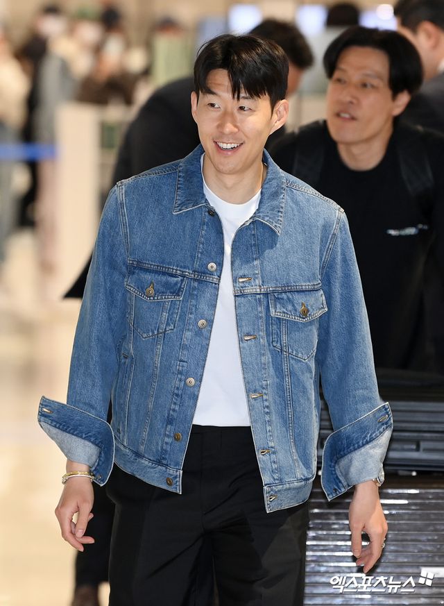 유럽 챔피언이 되어 돌아온 한국 축구대표팀의 주장 손흥민이 우승의 기운을 월드컵으로 이어가려고 한다. 유럽축구연맹(UEFA) 유로파리그 우승 이후 언론과의 인터뷰에서 밝힌 것처럼 내달 열리는 이라크, 쿠웨이트와의 2026 국제축구연맹(FIFA) 북중미 월드컵 아시아 지역 3차예선 2연전에서 월드컵 본선 진출을 확정 짓겠다는 생각이다. 사진 인천공항, 박지영 기자