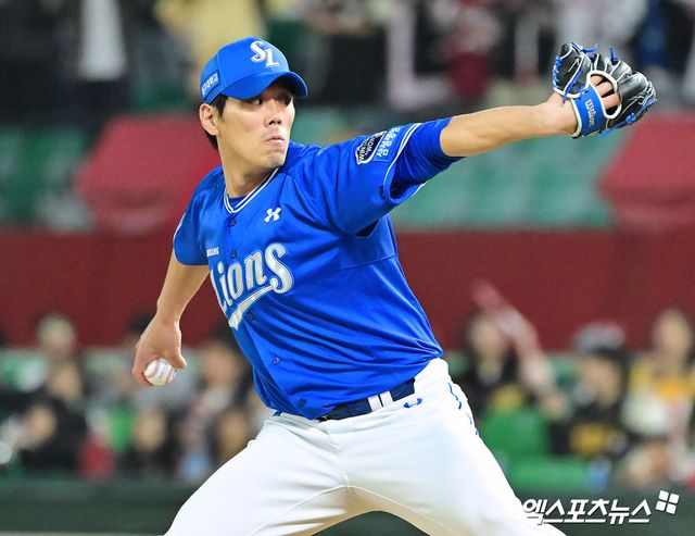 삼성 라이온즈 구원투수 김재윤이 정규시즌 경기에 등판해 투구하고 있다. 삼성은 당분간 김재윤을 추격조로 활용할 계획이다. 엑스포츠뉴스 DB