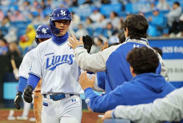삼성 라이온즈 외야수 구자욱이 정규시즌 경기에서 득점 후 하이파이브하고 있다. 삼성 라이온즈