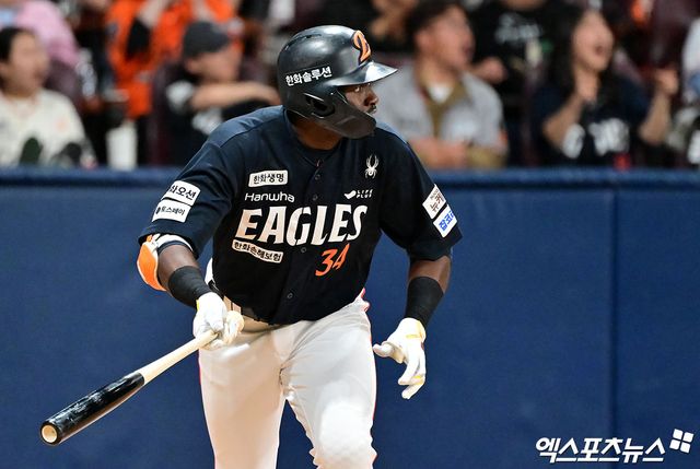 한화 이글스 외국인 타자 에스테반 플로리얼이 28일 서울 잠실야구장에서 열린 2025 신한 SOL Bank KBO리그 LG 트윈스와의 팀 간 7차전에 1번타자 겸 중견수로 선발출전, 시즌 7호 홈런을 기록했다. 사진 엑스포츠뉴스 DB