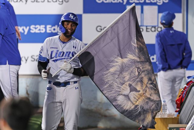 삼성 라이온즈 외국인 타자 르윈 디아즈가 27일 대구 삼성라이온즈파크에서 열린 롯데 자이언츠와의 홈경기에서 시즌 21호 홈런을 터트린 뒤 세리머니하고 있다. 디아즈는 현재 홈런 단독 1위다. 삼성 라이온즈
