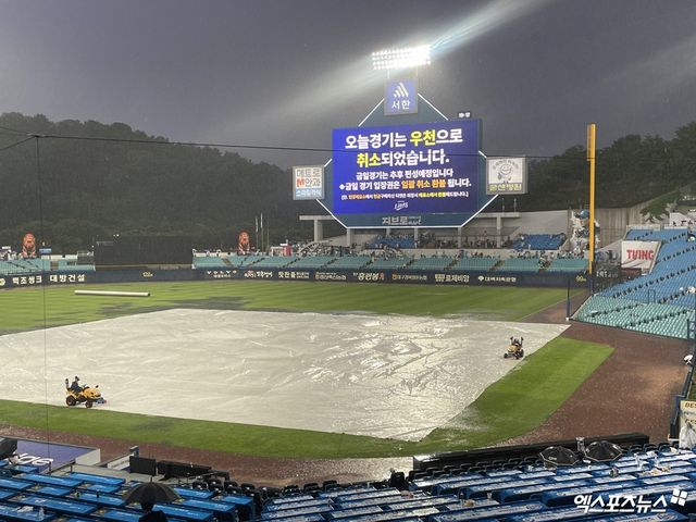 28일 삼성 라이온즈와 롯데 자이언츠의 정규시즌 맞대결이 열린 대구 삼성라이온즈파크에 갑작스레 천둥, 번개, 폭우가 들이닥쳤다. 결국 경기는 우천 취소됐다. 엑스포츠뉴스 대구, 최원영 기자