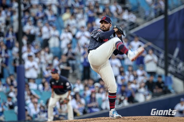 롯데 자이언츠 새 외국인 투수 알렉 감보아가 27일 대구 삼성라이온즈파크에서 열린 삼성 라이온즈와의 원정경기에서 투구하고 있다. 롯데 자이언츠