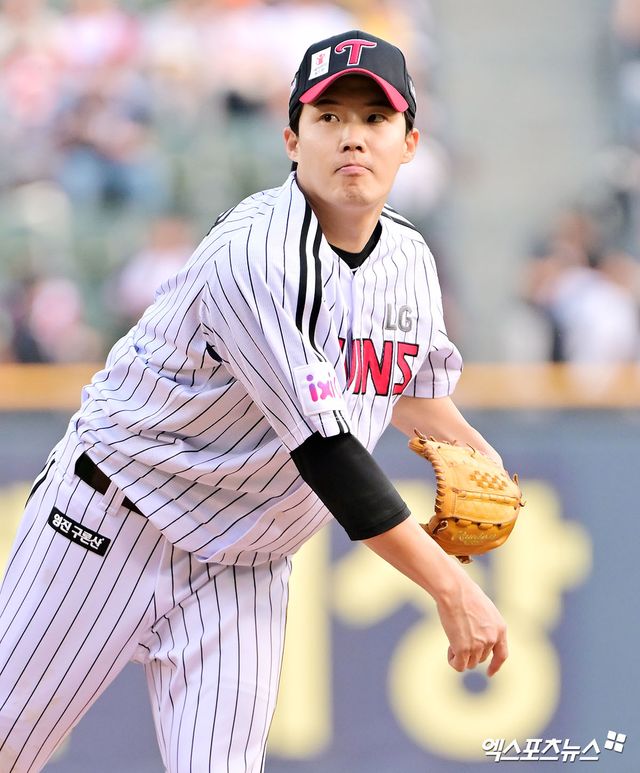 27일 오후 서울 송파구 잠실야구장에서 열린 '2025 신한 SOL Bank KBO리그' 한화 이글스와 LG 트윈스의 경기, 1회초 LG 선발투수 임찬규가 연습투구를 하고 있다. 잠실, 김한준 기자