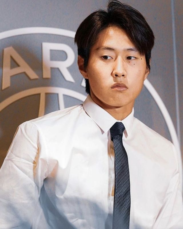 이강인이 다시 한 번 맨체스터 유나이티드와 연결됐다. 이강인은 올시즌을 끝으로 현 소속팀인 프랑스 PSG와 결별할 것이 유력하다. 이적시장에 나온 가운데 이탈리아 세리에A 우승팀 나폴리가 그의 영입을 원하고 있으나 맨유 등 9팀 이상이 역시 이강인을 눈여겨 보고 있다는 보도가 함께 나왔다. PSG