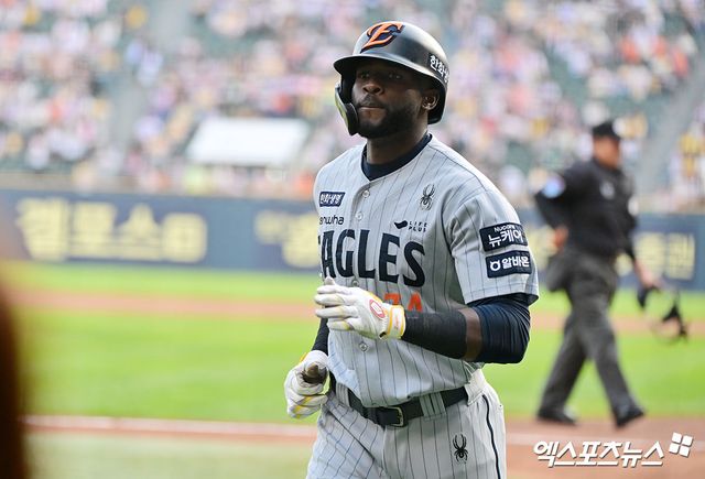 한화 이글스 외국인 타자 에스테반 플로리얼이 28일 서울 잠실야구장에서 열린 2025 신한 SOL Bank KBO리그 LG 트윈스와의 팀 간 7차전에서 1회초 선두타자로 나와 솔로 홈런을 기록했다. 사진 김한준 기자