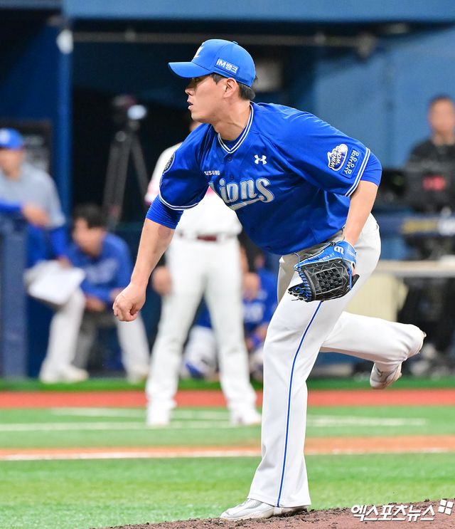 삼성 라이온즈 구원투수 김재윤이 정규시즌 경기에 등판해 투구하고 있다. 삼성은 당분간 김재윤을 추격조로 활용할 계획이다. 엑스포츠뉴스 DB