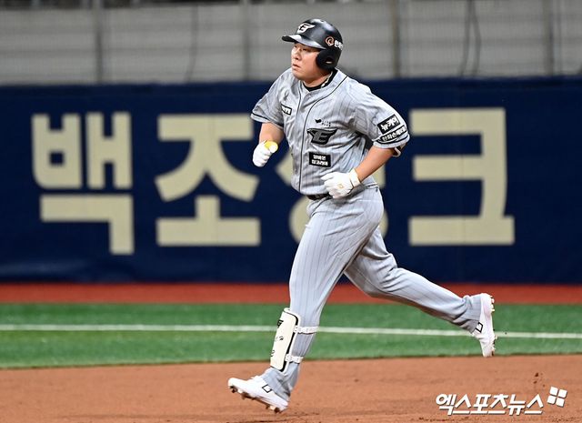 한화 이글스 베테랑 내야수 안치홍이 28일 서울 잠실야구장에서 열리는 2025 신한 SOL Bank KBO리그 LG 트윈스와의 팀 간 7차전에 앞서 1군 엔트리에 등록됐다. 7번 지명타자로 선발출전, LG 트윈스 외국인 투수 코엔 윈을 상대한다. 사진 엑스포츠뉴스 DB