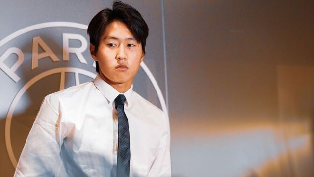 이강인이 다시 한 번 맨체스터 유나이티드와 연결됐다. 이강인은 올시즌을 끝으로 현 소속팀인 프랑스 PSG와 결별할 것이 유력하다. 이적시장에 나온 가운데 이탈리아 세리에A 우승팀 나폴리가 그의 영입을 원하고 있으나 맨유 등 9팀 이상이 역시 이강인을 눈여겨 보고 있다는 보도가 함께 나왔다. PSG