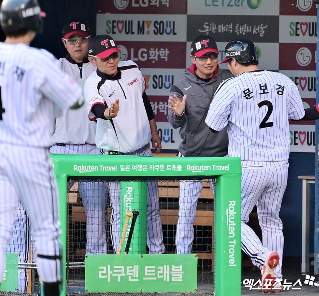 염경엽 감독이 이끄는 LG 트윈스가 지난 27일 서울 잠실야구장에서 열린 2025 신한 SOL Bank KBO리그 한화 이글스와의 팀 간 6차전에서 2-1로 승리, 2연승을 질주했다. 2위 한화와 격차도 3.5경기로 벌리고 선두 수성에 있어 유리한 고지를 점했다. 사진 엑스포츠뉴스 DB