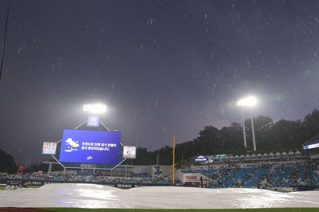 28일 삼성 라이온즈와 롯데 자이언츠의 정규시즌 맞대결이 열린 대구 삼성라이온즈파크에 갑작스레 천둥, 번개, 폭우가 들이닥쳤다. 결국 경기는 우천 취소됐다. 삼성 라이온즈