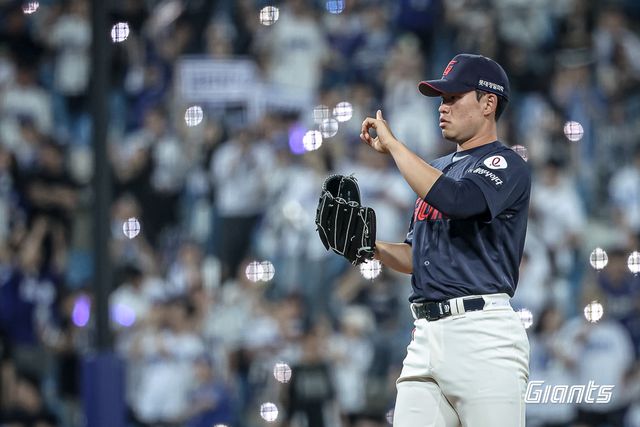 롯데 자이언츠 좌완투수 김진욱이 27일 대구 삼성라이온즈파크에서 열린 삼성 라이온즈와의 원정경기에 구원 등판해 포수와 소통하고 있다. 롯데 자이언츠