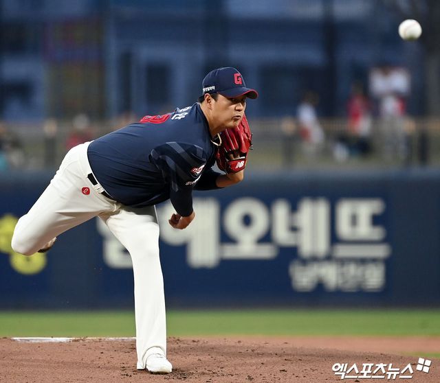 롯데 자이언츠 선발투수 나균안이 정규시즌 경기에 선발 등판해 투구하고 있다. 엑스포츠뉴스 DB