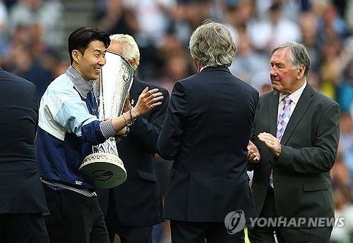 손흥민은 이제 토트넘 홋스퍼 구단에서 공식적으로 인정한 레전드다. 지난 10년 동안 토트넘을 위해 헌신한 손흥민의 노력에 대한 보답이다. 최근 토트넘과 함께 유럽축구연맹(UEFA) 유로파리그 우승을 달성한 손흥민이 토트넘 역사에서 주장 완장을 차고 유럽대항전 정상에 오른 세 번째 선수가 되자 구단에서는 그를 진정한 레전드로 인정했다. 사진 연합뉴스